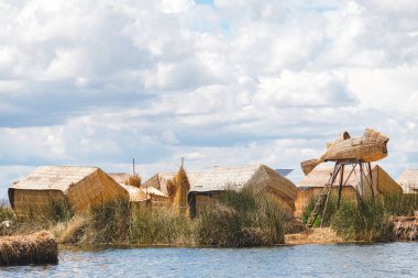 Peru. Lake Titicaca Uros adada. Adada bulunan saman Köyü
