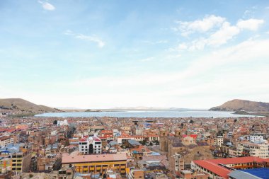 : Puno, Peru. Titicaca Gölü ve eski binalar üzerinde bir genel bakış sitesinden görüntülemek