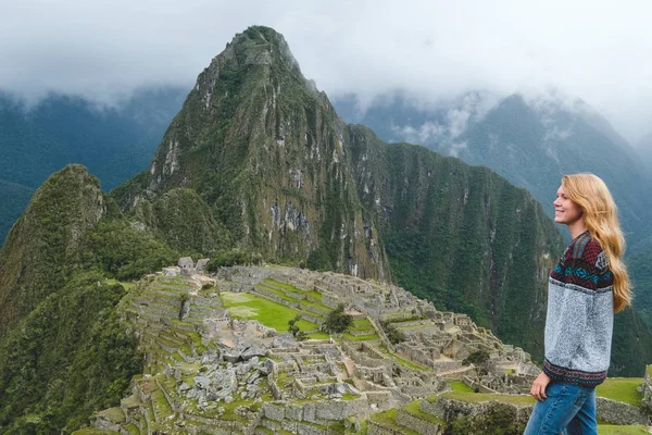 Chica Rubia Suéter Gris Jeans Machu Picchu Perú Enero 2018 — Foto de Stock