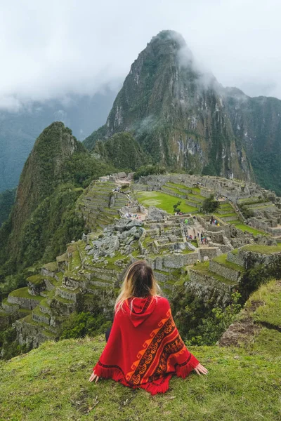 Girl Red Poncho Sits Stares Machu Pakchu Peru January 2018 — Stock Photo, Image