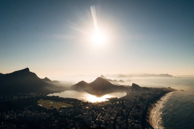 Brezilya, Rio de Janeiro. Şafak hill iki kardeş üzerinde toplantı. Büyük şehir, göl, okyanus, tepeler, dağlar manzarası. Turuncu-mavi renk