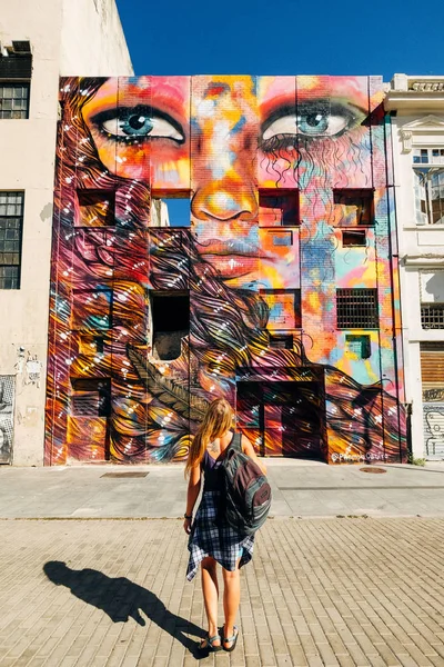 Brasil Río Janeiro Centro Ciudad Una Chica Alta Mira Grafito —  Fotos de Stock