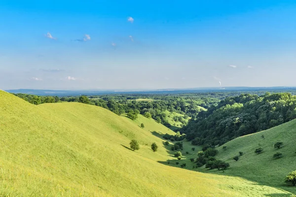 風景があちこちに美しい緑の丘を表示します — ストック写真