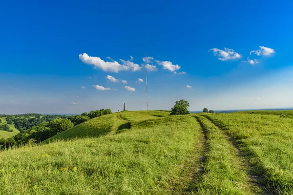 Cloudscape の緑の丘の道の風景 — ストック写真