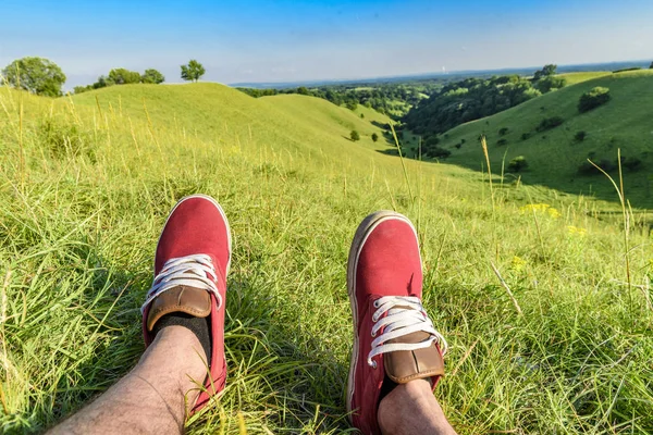 男はリラックスして 緑の丘と Beauthiful の風景を見て — ストック写真