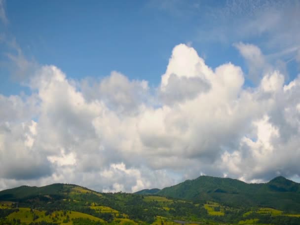 Wunderschöne Landschaft Mit Hügeln Und Wolken — Stockvideo