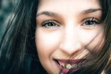 Seçici odak gülen kadın portresi 