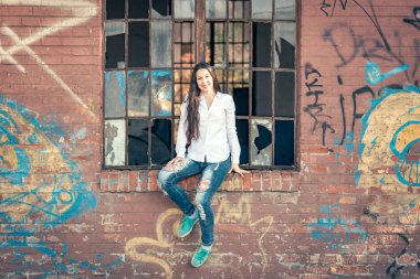 Pencerede, seçici odak oturan güzel kadın 