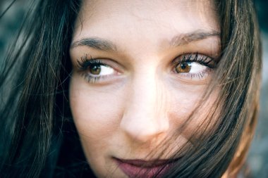 Güzel kadın, seçici odak portre kadar kapatın 