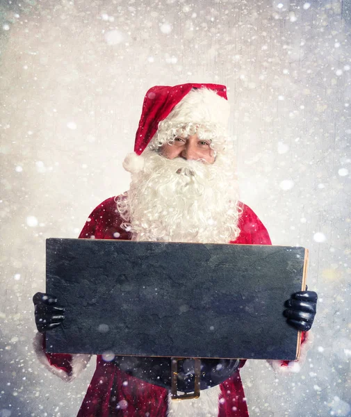 圣诞老人与黑板在他的手空白黑板 — 图库照片