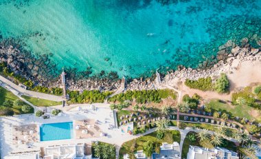 Güzel kumsalın kuş manzarası