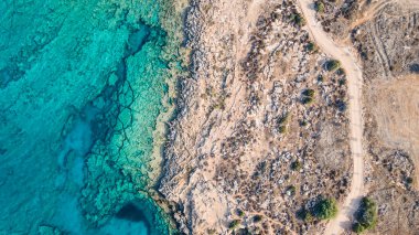 Yukarıdan güzel bir sahil manzarası