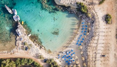 Taşın güzel manzarası yukarıdan kumsalı organize ediyor. 