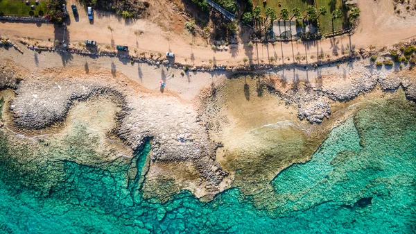 上から澄んだ海の水と石のビーチ — ストック写真