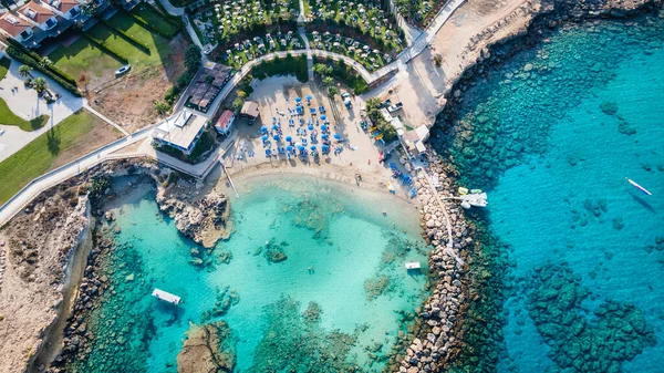 美丽的海滨风景 清澈清澈的水晶莹如水晶晶 — 图库照片