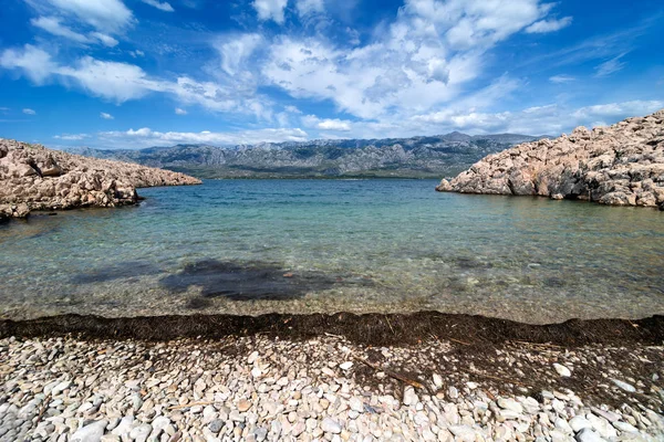 Bahía del Mar Adriático con vistas al Parque Nacional Paklenica Mountain — Foto de Stock