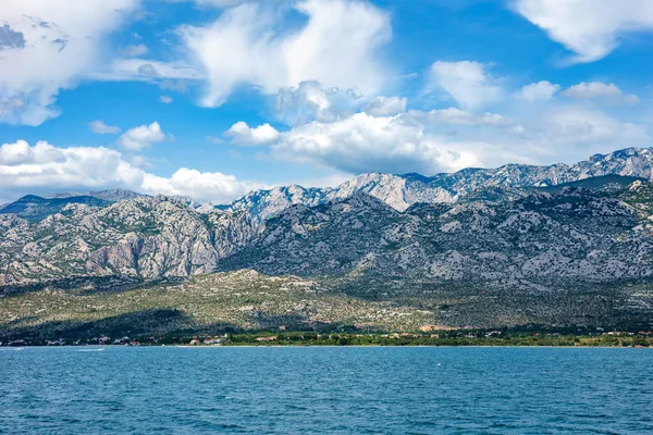 Mer Adriatique avec vue sur les montagnes du parc national Paklenica — Photo