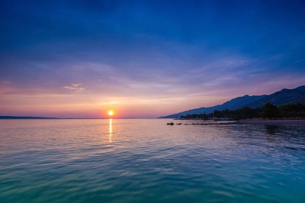 Pôr do sol bonito sobre o mar Adriático perto de Starigrad na Croácia — Fotografia de Stock