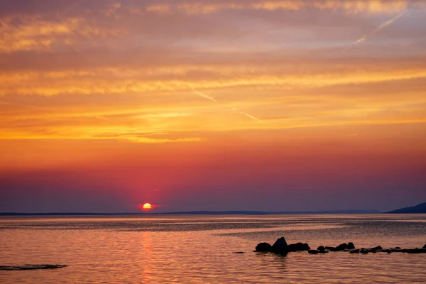 Hermosa puesta de sol sobre el mar Adriático cerca de Starigrad en Croacia — Foto de Stock