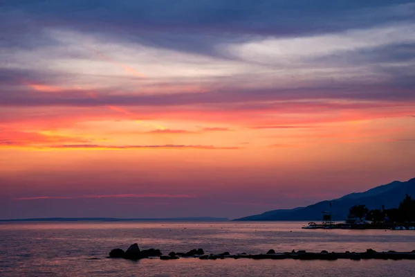 Hermosa puesta de sol sobre el mar Adriático cerca de Starigrad en Croacia — Foto de Stock