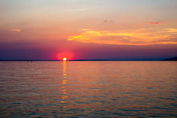 Pôr do sol bonito sobre o mar Adriático perto de Starigrad na Croácia — Fotografia de Stock