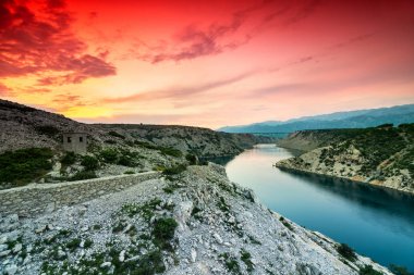 Dalmaçya'da Nehir ve Dağlar Üzerinde Renkli Dramatik Gün Batımı