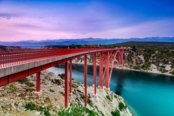 Tramonto colorato sul ponte di Maslenica in Dalmazia, Croazia — Foto Stock