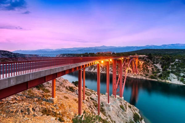 Színes Sunset over Maslenica Bridge Dalmáciában, Horvátországban — Stock Fotó