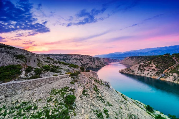 Tramonto drammatico variopinto sopra il fiume e le montagne in Dalmati — Foto Stock