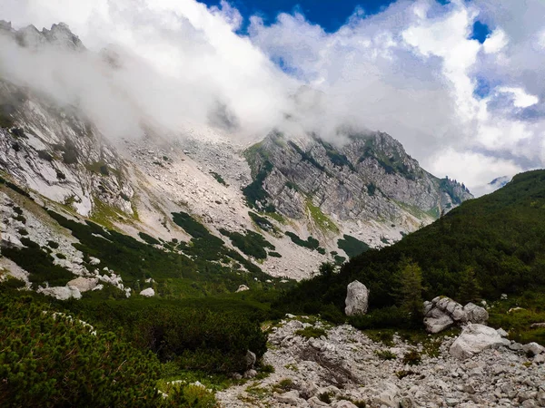 Karavanke dağları bulutlarla iz