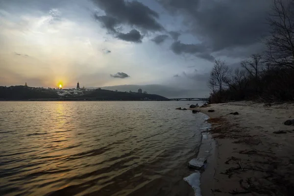 Dniepro 的河床在日落与 Kievan Pechersk Lavra 派彻基辅修道院 — 图库照片