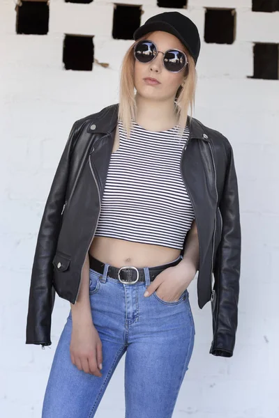 Lány Modell Fashion Cap Szemüveg — Stock Fotó