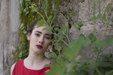 Taç ile güzel bir kız portresi