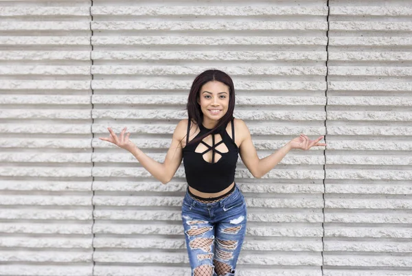 Cheerful Mulatto Girl Leaning Wall — Stock Photo, Image