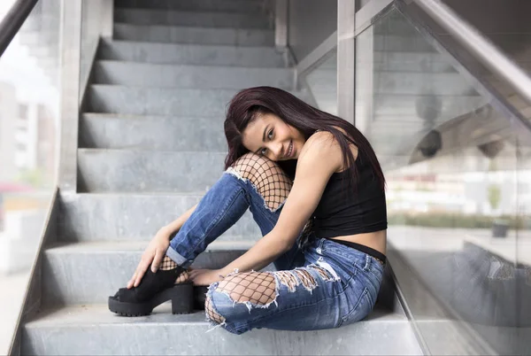 Meisje Zittend Een Trap Met Mode Pose — Stockfoto