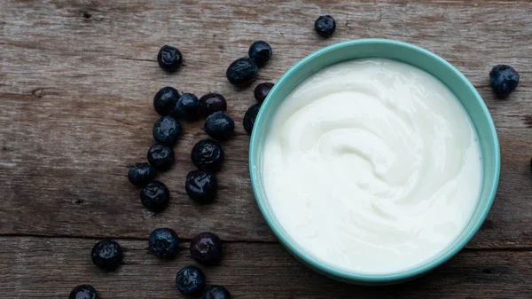 Mischen Von Blaubeerfrüchten Joghurt lizenzfreie Stockfotos