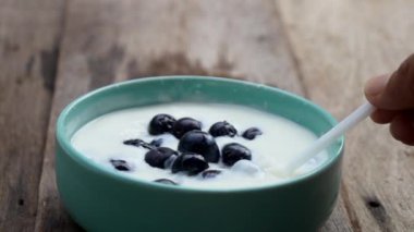 Yoğurt içinde yaban mersini meyve karıştırma