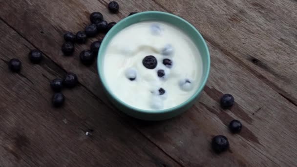 Mischen Von Blaubeerfrüchten Joghurt — Stockvideo