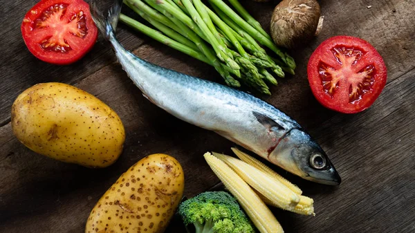 Saba balık ve Tayland Tom Yam Çorbası Baharat eski ahşap arka plan üzerinde