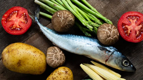 Saba balık ve Tayland Tom Yam Çorbası Baharat eski ahşap arka plan üzerinde