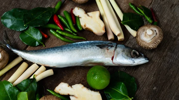 Saba Fisch Und Thai Tom Yam Suppe Gewürz Auf Altem lizenzfreie Stockfotos