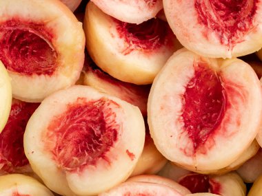 Pembe biberler yukarı doğru kesilmiş. Yukarıdan görüntüle.