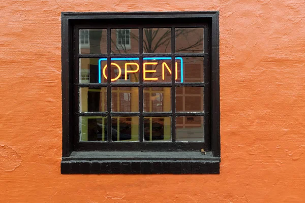 Open Restaurant Lichtreclame Zwarte Ingelijste Venster Instellen Oranje Muur — Stockfoto