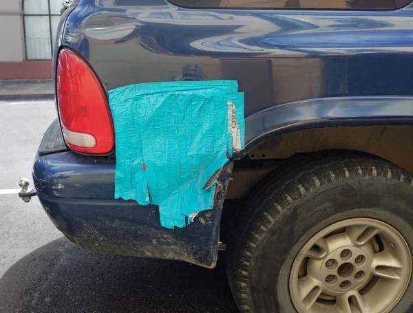 Varför Göra Det Själv Blå Duct Tape Reparation Skadade Bilens — Stockfoto