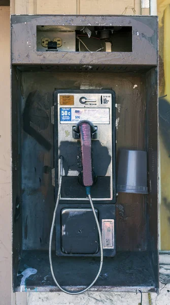 Velho Miserável Telefone Público Urbano Ultrapassado — Fotografia de Stock