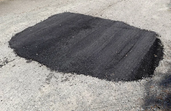 Şehir Caddesinde Çukur Yeni Asfalt Onarım Yama — Stok fotoğraf