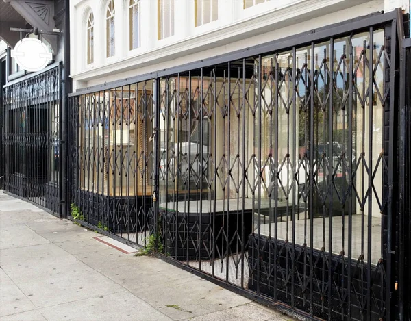 Закрытые Городские Магазины Вафельными Воротами Безопасности — стоковое фото