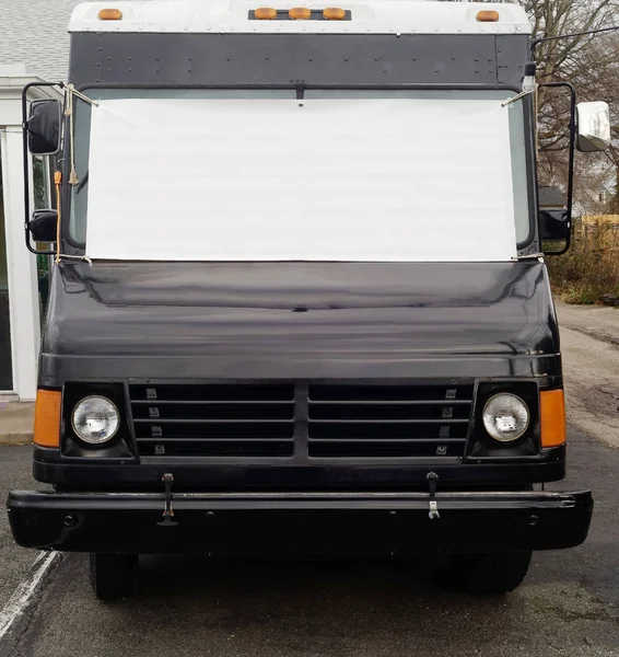 Vista Frontal Del Camión Comida Negra Con Bandera Blanca Blanco —  Fotos de Stock