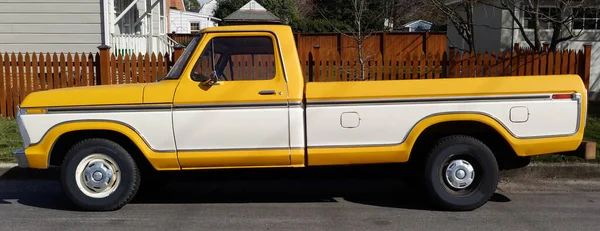 Vintage Two Tone White Yellow Long Bed Pickup Truck Parked — Stock Photo, Image