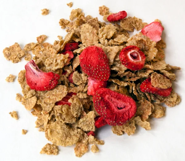 Montículo Copos Cereales Con Fresas Liofilizadas —  Fotos de Stock